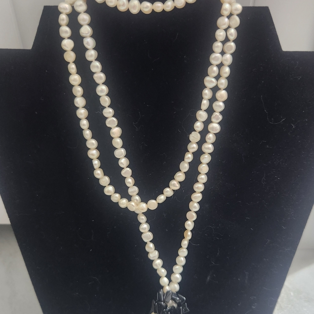 Elegant Long Pearl Flapperlike Classic Necklace with Black Pearl Details